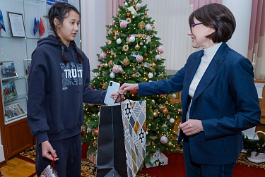 Депутаты доставили подарки 